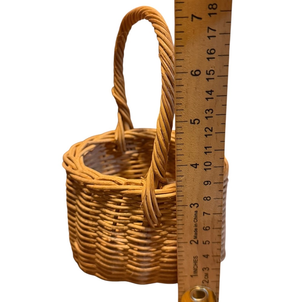 Vintage Wicker Basket Small Handwoven Basket Twisted Handle Rustic Cottage - Picture 9 of 9